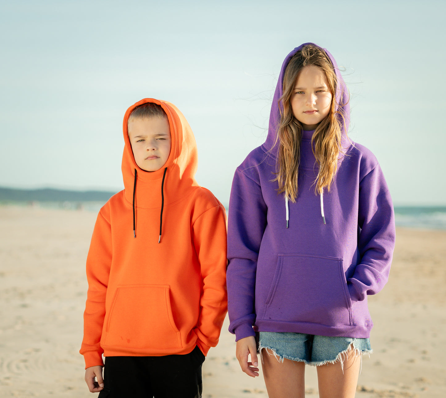 GF27 — bērnu džemperis ar kapuci un augsto apkakli