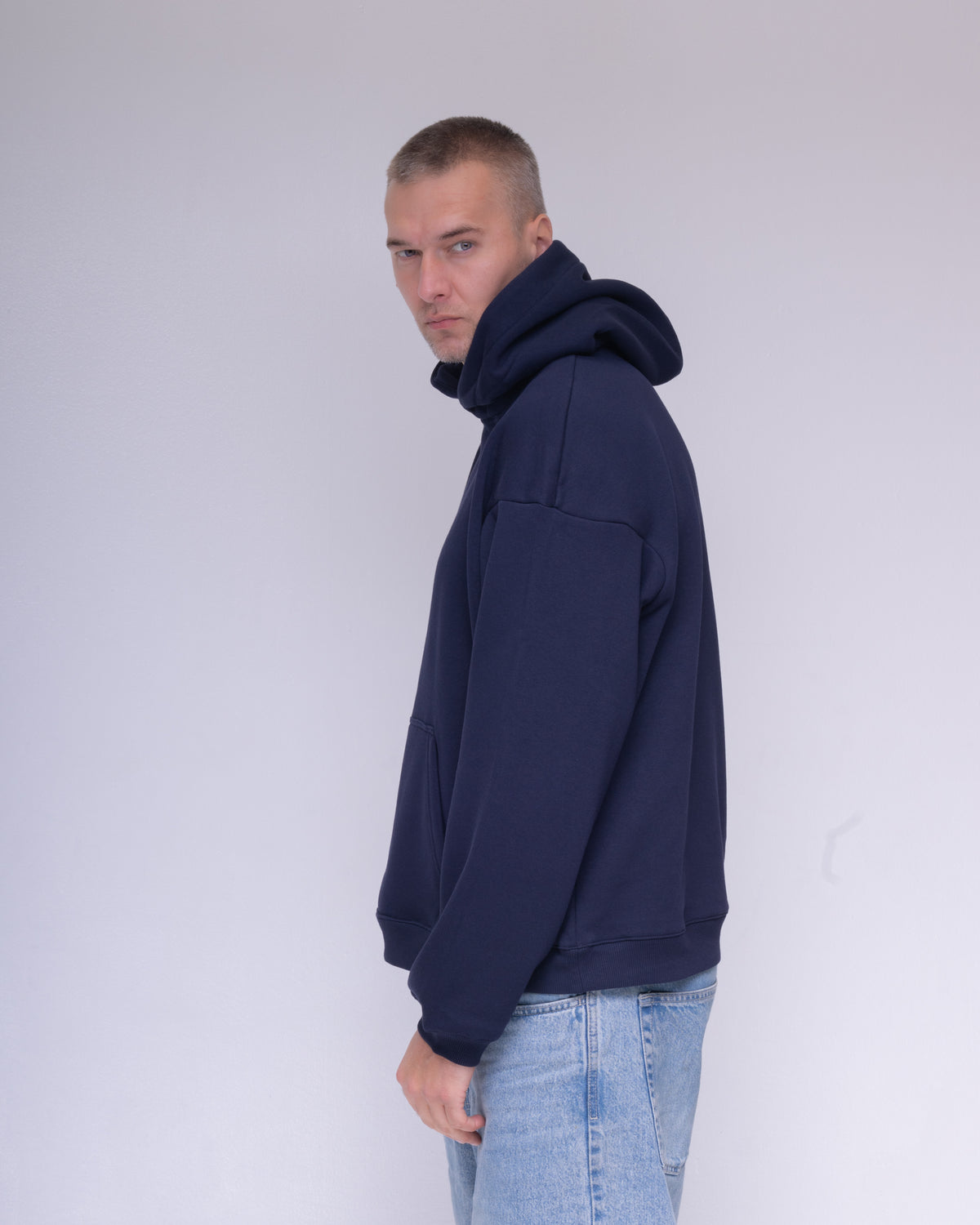 GF110 Oversize džemperis ar kapuci bez striķiem