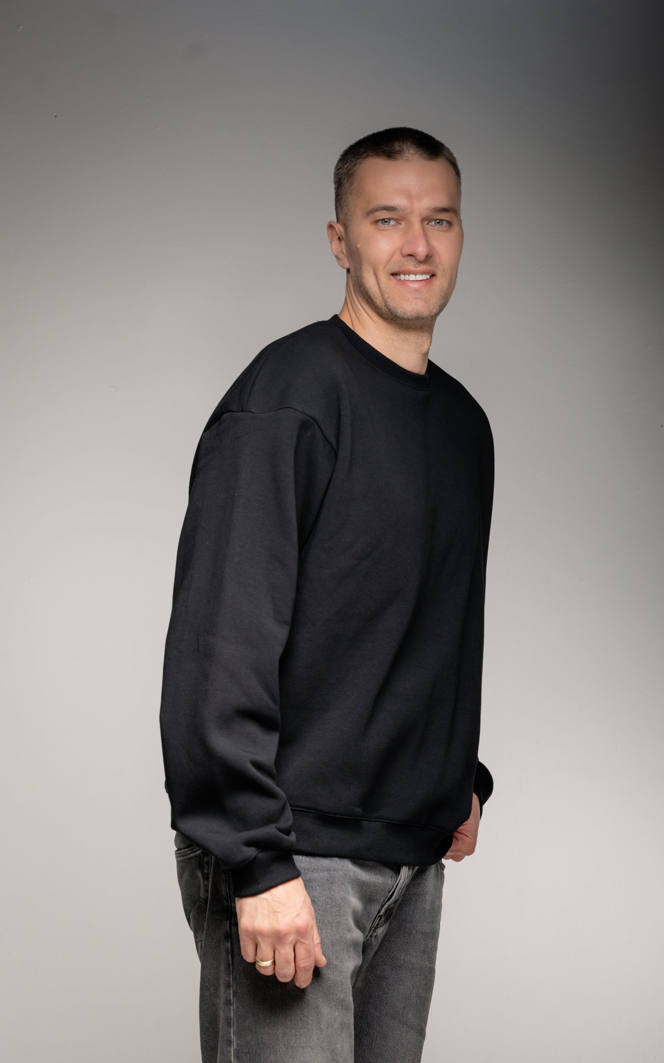 GF10 – Dropped Shoulder Unisex Sweatshirt